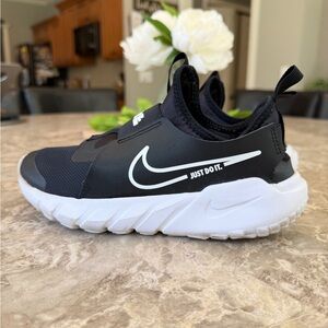Boys Nike Flex Runner 2 Black and White size 4Y Slip-On Sneakers